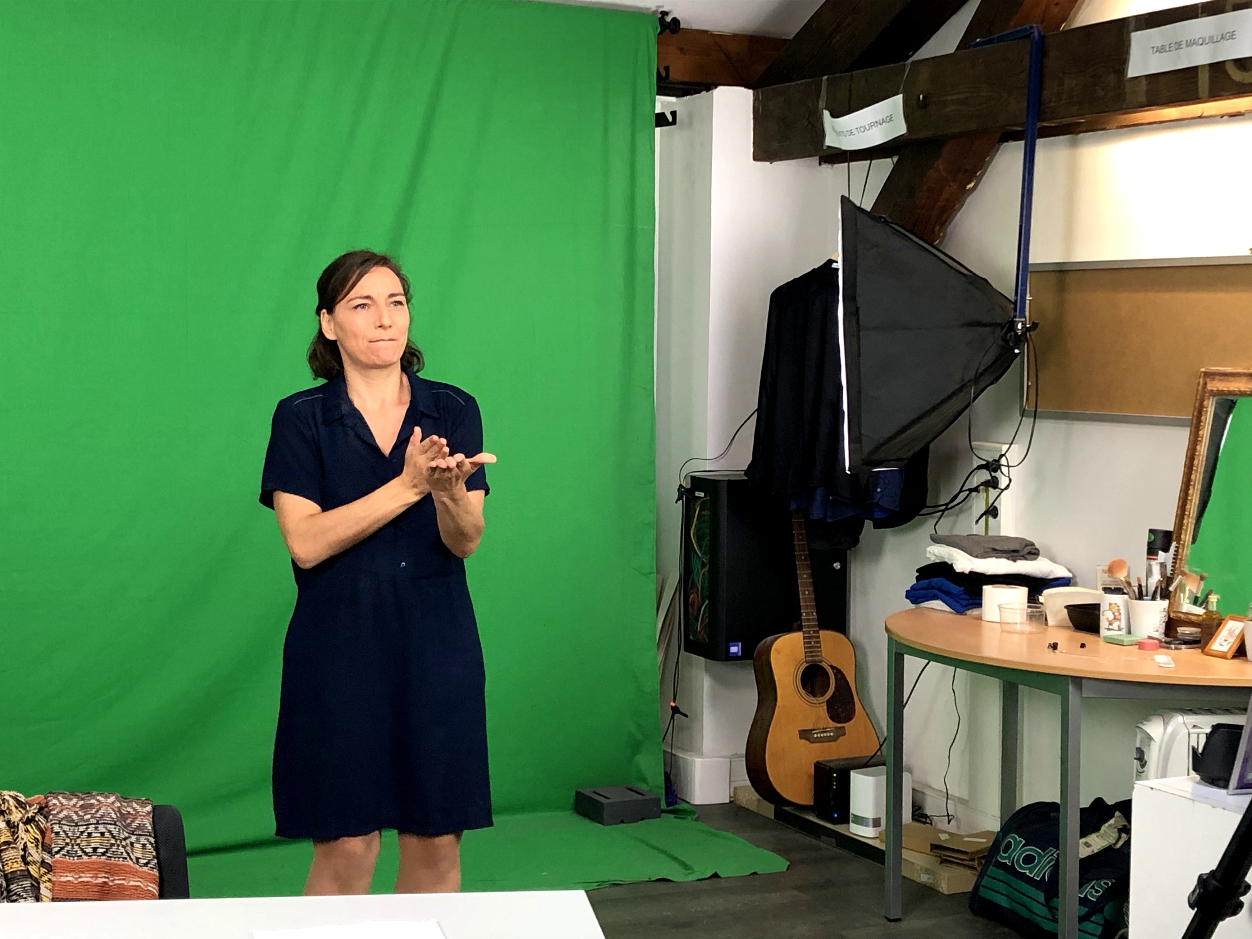 Noémie Churlet enregistre chaque mercredi le JT de Média'Pi!, le webmédia exclusivement en langue des signes et sous-titrages. Photo: Dorine Condé